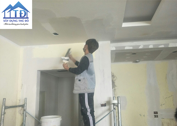 hình ảnh thợ sơn nhà trọn gói quận Hoàn kiếm đang thi công